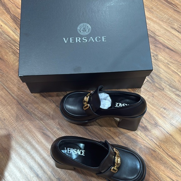 Never worn with tags. Comes with box and dust bags. Box with scratches - Picture 1 of 6